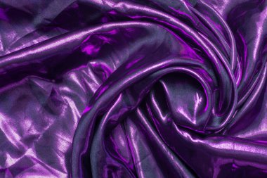 Bükülmüş zarif ipek ya da koyu mor renkli saten kumaş