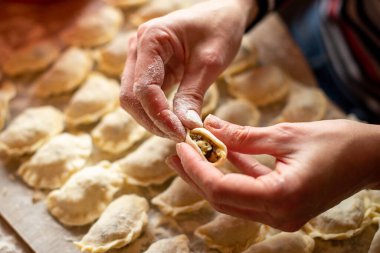 Noel ziyafeti için köfte katlayan kadın. Geleneksel yemek tarifi