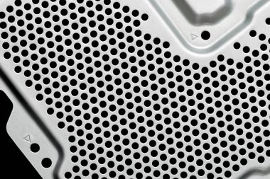 Havalandırma delikleriyle delinmiş metal levha. Bilgisayar teknolojisinin hava soğutma sistemi