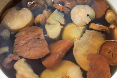 Tütsülenmiş kurutulmuş meyve gübresi. Geleneksel Noel arifesi yemeklerinden biri