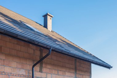 İnşaat halindeki evin donmuş çatısı. İnşaat alanında kış sabahı.