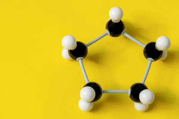 Siklopentanın moleküler model yapısı. Karbon atomlarından oluşan bir halka. Kimyasal formül konsepti. Atomlar arasındaki bağları 3 boyutlu gösteren organik kimya modeli