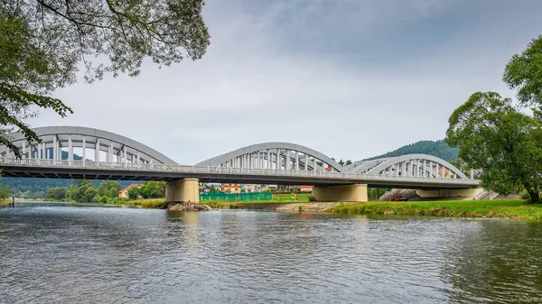 Kroscienko, Polonya, Avrupa 'daki Dunajec Nehri üzerindeki Üç Kapalı Köprü