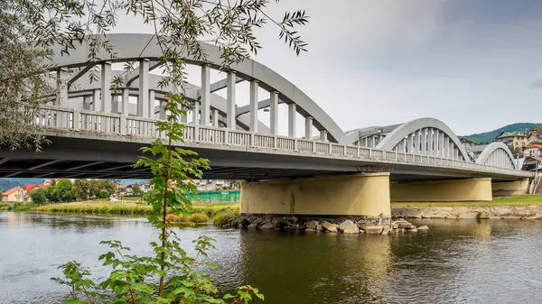 Kroscienko, Polonya, Avrupa 'daki Dunajec Nehri üzerindeki Üç Kapalı Köprü