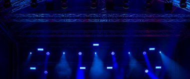 Canlı müzik konseri sahnesinde mavi tonlarda ışıklar