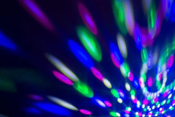 Dönen LED disko topu kullanan ışık gösterisi