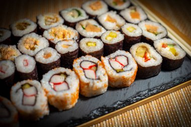 Geleneksel Japon yemekleri pirinç ve dolgu maddeleri yosunlara sarılmış ve parçalara ayrılmış.