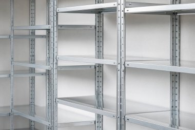 Malzeme depolamak için bir garajdaki metal raflar.