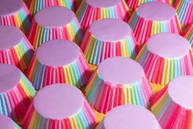 Sıraya dizilmiş bir sürü gökkuşağı kek fincanı