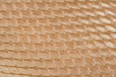 Paketleme kesim kağıtlarının hücreleri, esnediğinde, ağ gibi bir bal peteği oluşturur.