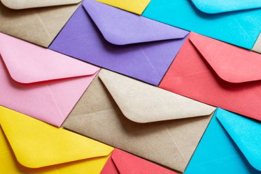 Satırlarda yan yana dizilmiş renkli zarflar