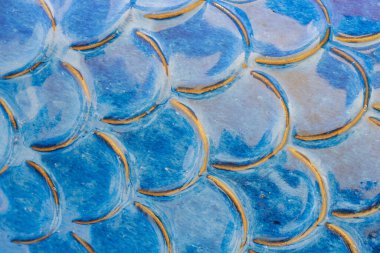 Deniz kızı pullarını andıran mavi seramik desen.