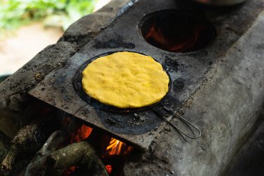 Arepa Amarilla, ahşabı yakıt olarak kullanarak el yapımı bir tuğla ocağında kızartılıyor. Geleneksel Kolombiya mutfağı, Kolombiya kahve sahasının kırsal kesiminde bir çiftlikte.