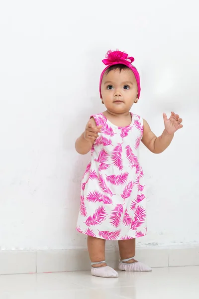 Bebé Latina Pie Junto Una Pared Blanca Aprendiendo Caminar Levantando —  Fotos de Stock