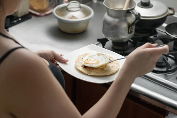 Латиноамериканка Готовит Типичный Колумбийский Завтрак Арепа Яйцом Девушка Кухне Готовит — стоковое фото