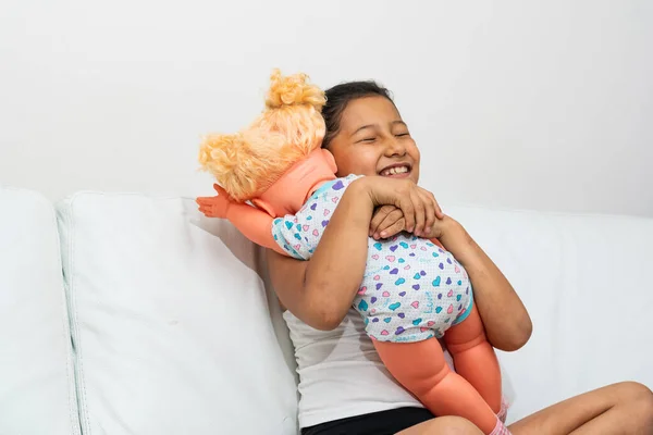 Chica Morena Latina Muy Feliz Abrazando Muñeca Mientras Juega Que — Foto de Stock