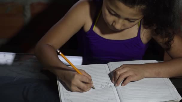 Sötét Bőrű Latin Lány Korlátozott Gazdasági Erőforrásokkal Fákat Rajzol Füzetébe — Stock videók