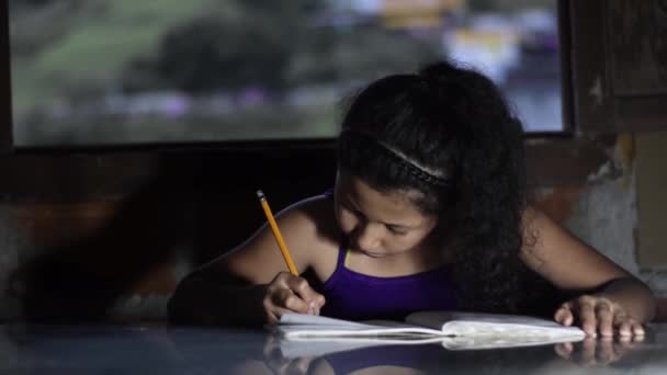 Klein Bruin Huid Latina Meisje Concentreren Haar Huiswerk Een Schemerige — Stockvideo
