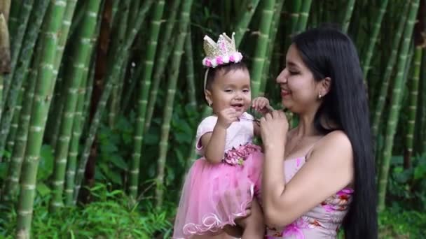 非常快乐的拉蒂娜妈妈和她的黑发宝宝 站在竹林中间 被妈妈抱着的时候 宝宝笑了 — 图库视频影像