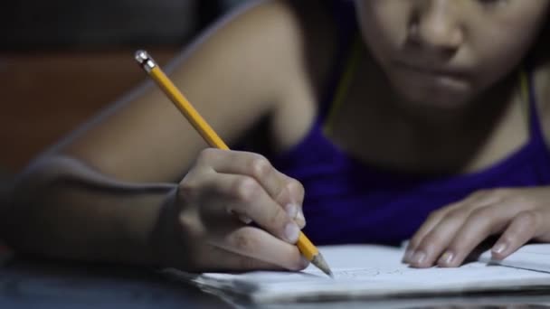 Detailed View Brown Skinned Latina Girl Concentrating Drawing Her Yellow — 비디오