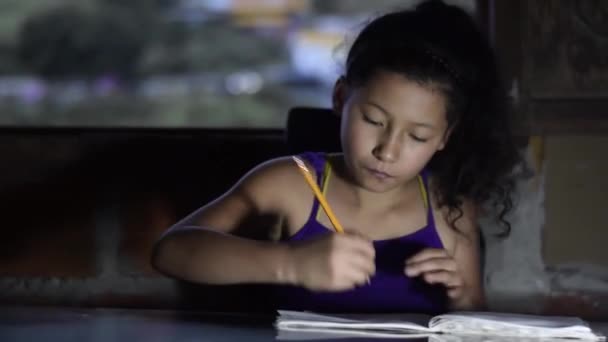 可怜的拉蒂娜小女孩 在光线非常微弱的情况下在家里做作业 天黑前画得很快 — 图库视频影像