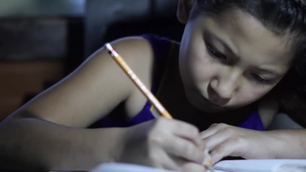 Detailed View Brown Skinned Latina Girl Concentrating Drawing While Scratching — Vídeos de Stock
