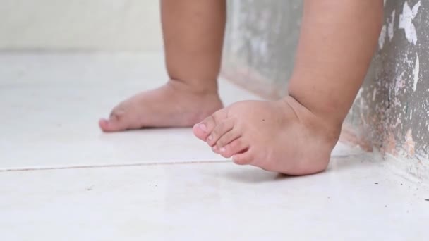 Close Baby Feet Sitting Floor Little Girl Playing Her Feet — Vídeo de Stock