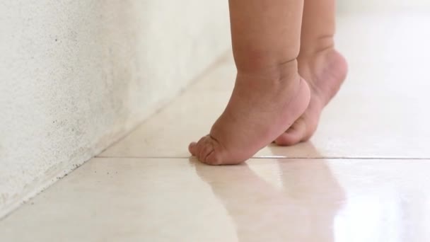 Detailed View Brunette Baby Girl Feet Standing Her Tip Toes — Vídeo de Stock