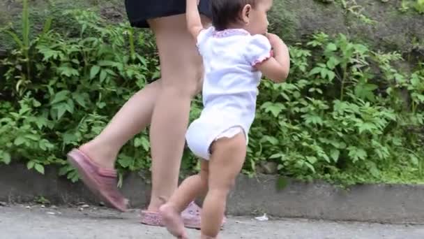 Κοντινό Πλάνο Των Ποδιών Της Μητέρας Περπατώντας Μωρό Της Στο — Αρχείο Βίντεο