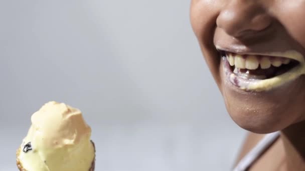 アイスクリームを食べている女の子の詳細なショットは 彼女は彼女のアイスクリームをなめるように喜んで笑顔 コンセプト歯科医 — ストック動画