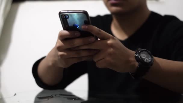 Latino Teenager Looking His Cell Phone Standing Leaving Place Leaving — Vídeo de stock