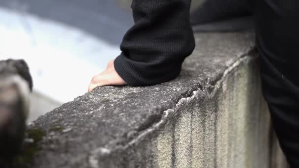 Close Young Man Hand Leaning Top Concrete Wall Escaping — Vídeo de Stock