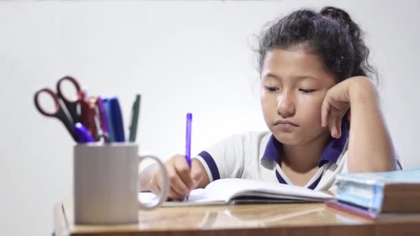 Malá Latinka Dělá Domácí Úkoly Velmi Znuděná Studuje Dřevěném Stole — Stock video