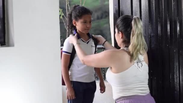 Jeune Mère Latina Organisant Uniforme Jeune Fille Pour École — Video