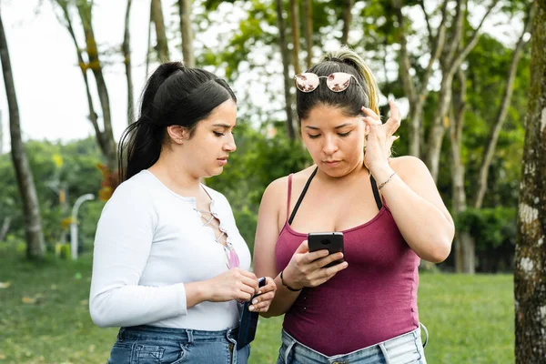Deux Amis Latins Inquiets Ils Regardent Sur Leurs Téléphones Portables — Photo