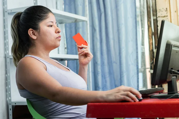 Mujer Joven Con Una Tarjeta Crédito Mano Lista Para Hacer — Foto de Stock
