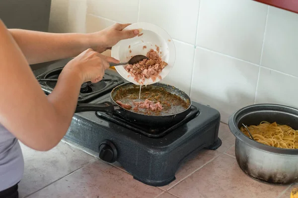 Closeup Hands Latin Woman Pouring Tuna Top Stew Pan — Stock Photo, Image