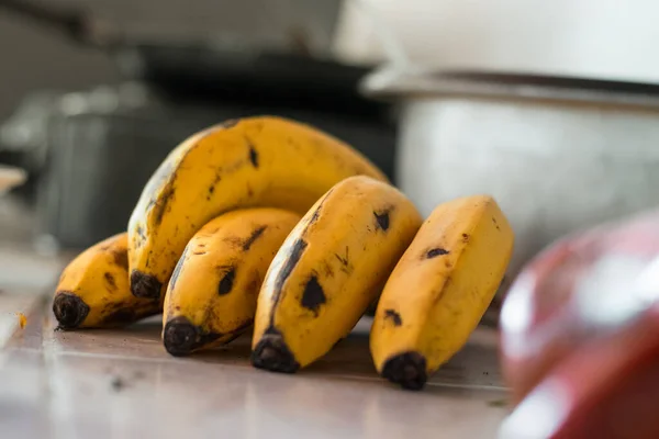 Szczegółowe Ujęcie Bananów Szczycie Blatu Kuchennego — Zdjęcie stockowe