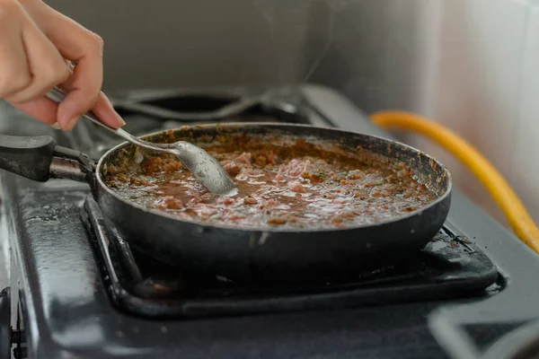 Detailed View Hand Woman Stirring Spoon Stew She Preparing Pan — Stock Photo, Image