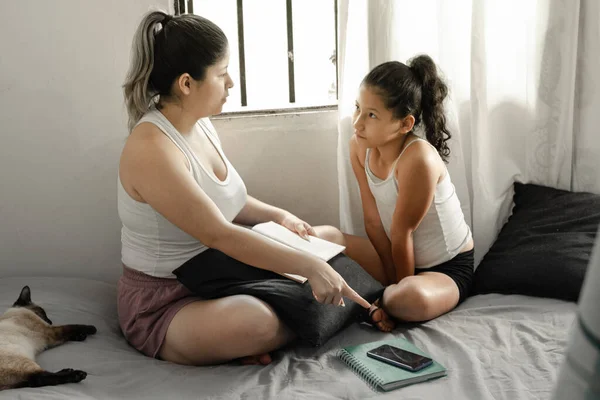 Madre Enseñando Hija Importancia Leer Apuntando Teléfono Celular — Foto de Stock