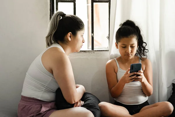 Madre Tratando Hablar Con Hija Mientras Mira Teléfono Celular — Foto de Stock
