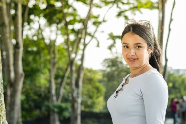 Parkta adım atan güzel Latin kadın portresi. Boşluğu kopyala