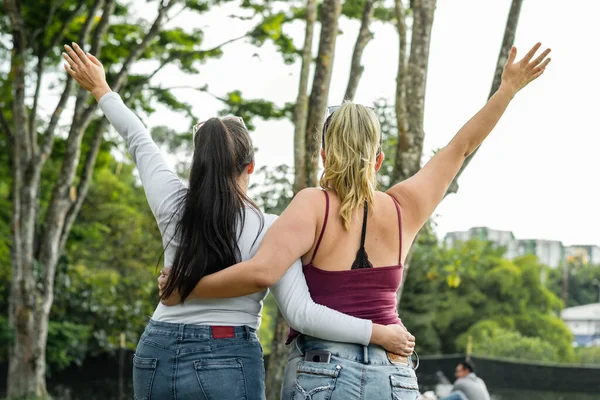 Латинские Друзья Наслаждаются Солнечным Днем Парке Время Прогулки Парку — стоковое фото