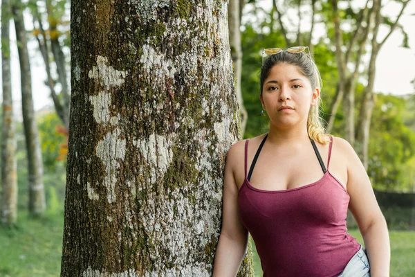 Portrait Latina Girl Posing Frontally Next Tree Public Park — Stock Photo, Image