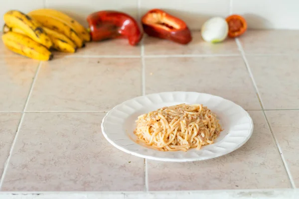 Porzione Spaghetti Con Stufato Servita Piatto Bianco Sottofondo Frutta Verdura — Foto Stock