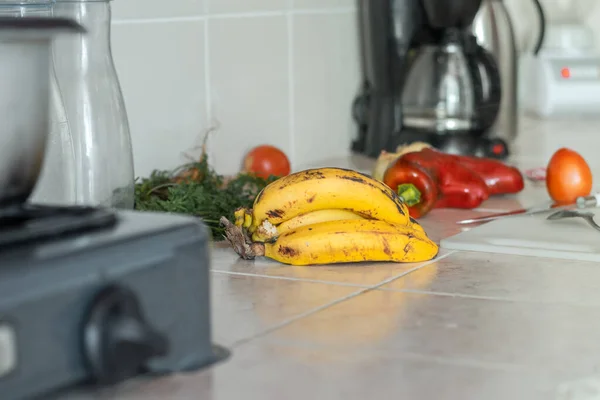Banane Mature Sul Bancone Della Cucina Circondate Verdure Preparazione Dell — Foto Stock