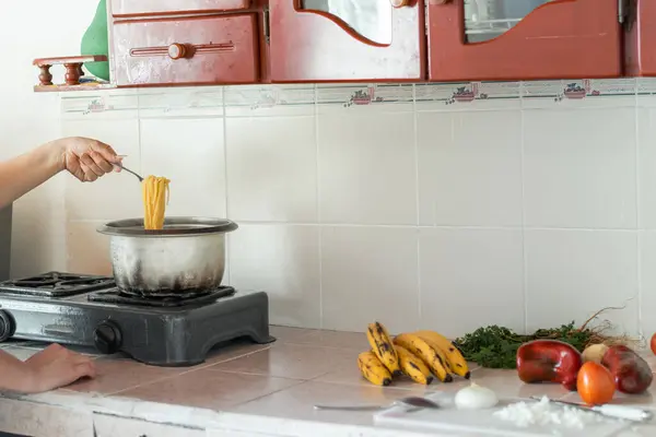 Colpo Aperto Una Cucina Con Mani Una Ragazza Sullo Sfondo — Foto Stock