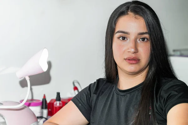 Retrato Bela Jovem Latina Olhando Frente Depois Colocar Maquiagem — Fotografia de Stock