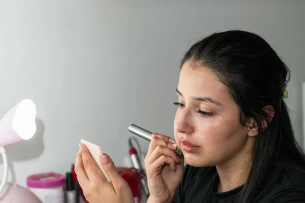 Jovem Latina Aplicando Contorno Com Uma Escova Enquanto Olha Espelho — Fotografia de Stock