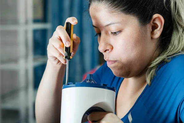 Primer Plano Mujer Latina Joven Usando Destornillador Para Desmontar Pequeño —  Fotos de Stock